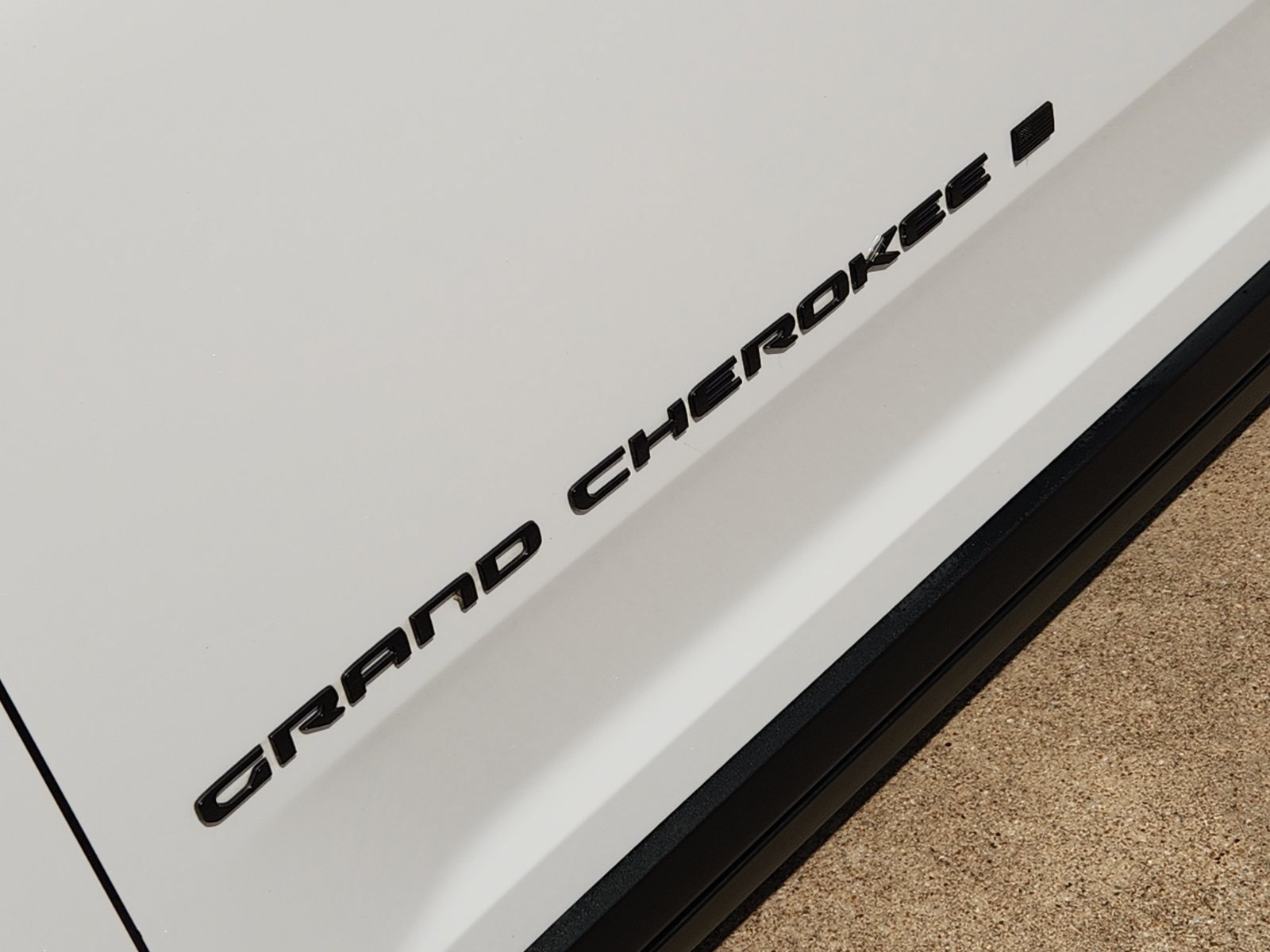 Used 2024 Jeep Grand Cherokee L Altitude AWD/4WD image 18