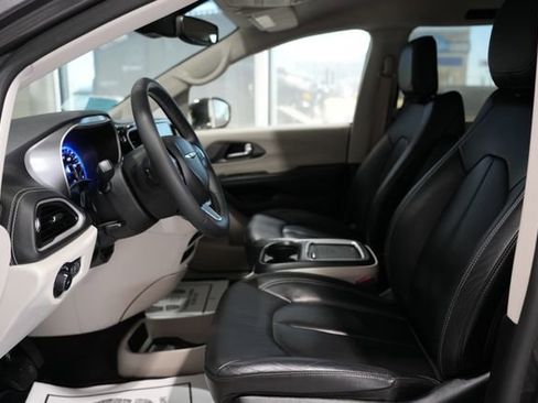 Used 2022 Chrysler Pacifica Touring-L image 14