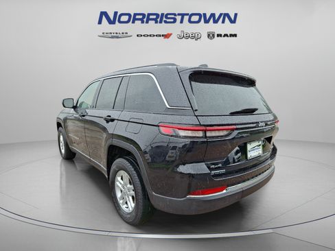 Certified 2023 Jeep Grand Cherokee Laredo AWD/4WD image 4