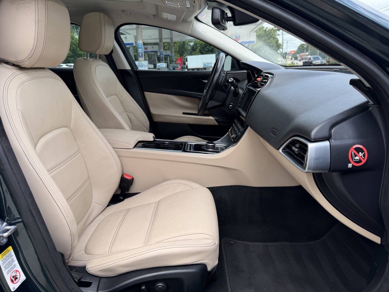 Used 2017 Jaguar XE Prestige RWD image 6