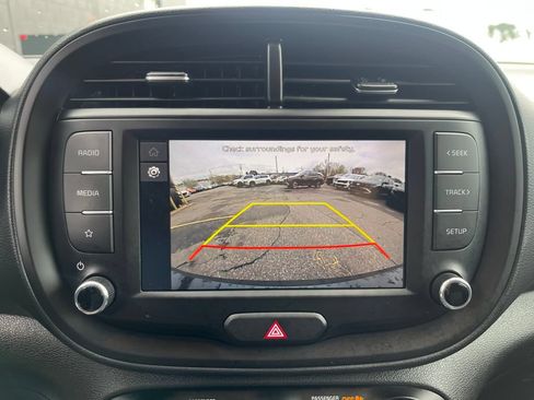 Used 2025 Kia Soul LX w/ LX Technology Package FWD image 2