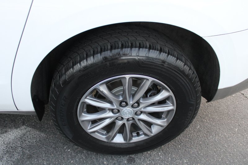 Used 2022 Buick Enclave Essence FWD image 18