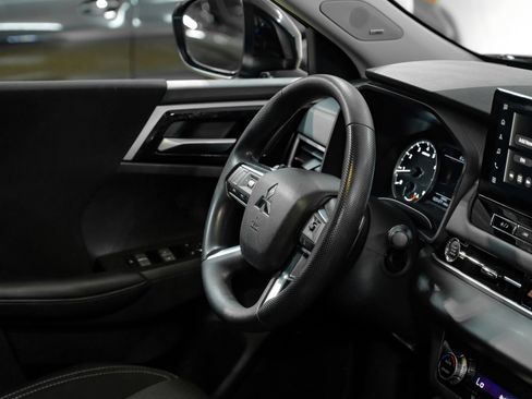Used 2025 Mitsubishi Outlander ES FWD image 15