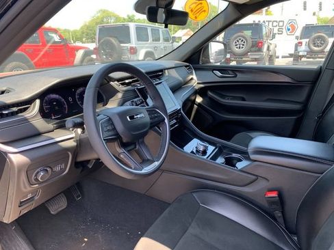 Used 2025 Jeep Grand Cherokee Altitude AWD/4WD image 10
