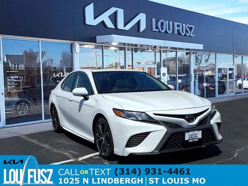 Used 2019 Toyota Camry SE w/ Convenience Package FWD image 1