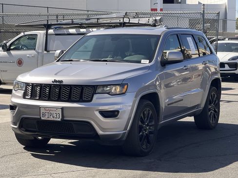 Used 2018 Jeep Grand Cherokee Altitude AWD/4WD image 2