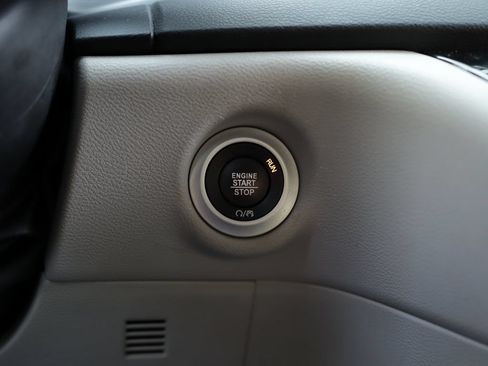 Used 2023 Chrysler Pacifica Touring-L FWD image 16