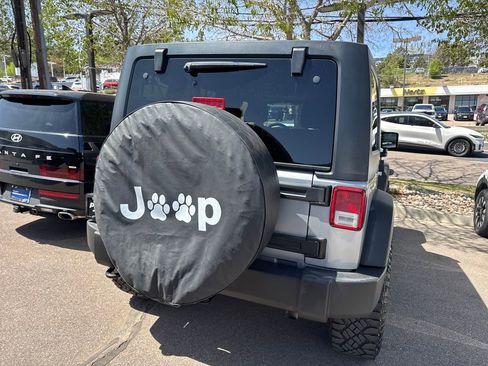 Used 2017 Jeep Wrangler Unlimited Rubicon w/ Connectivity Group AWD/4WD image 11