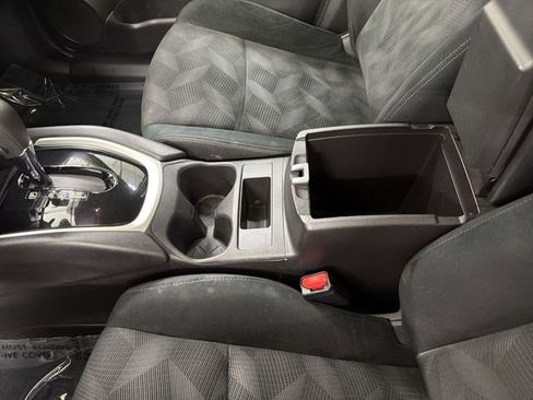 Used 2015 Nissan Rogue SV image 23