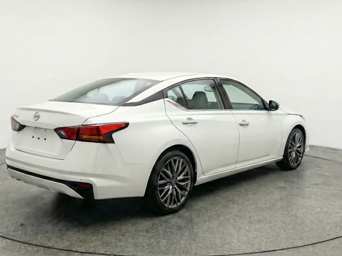Used 2025 Nissan Altima 2.5 SV FWD image 9
