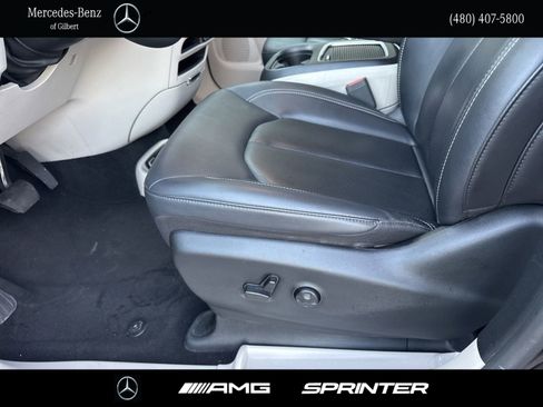 Used 2024 Chrysler Pacifica Touring-L image 13