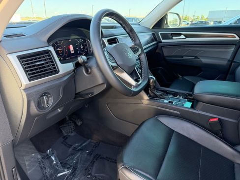 Used 2022 Volkswagen Atlas SE FWD image 2
