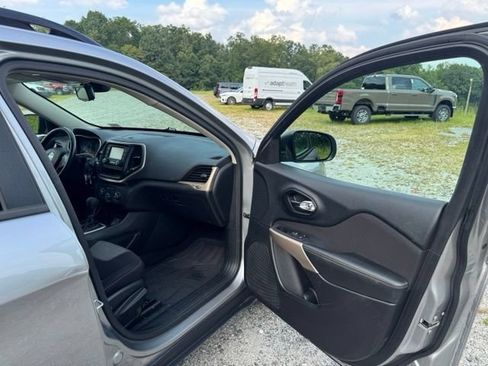 Used 2017 Jeep Cherokee Sport FWD image 15