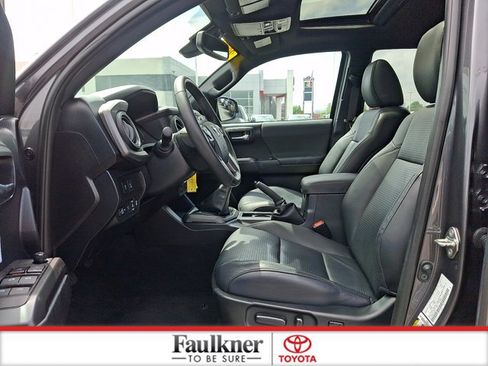 Used 2020 Toyota Tacoma TRD Off-Road w/ TRD Premium Off Road Package AWD/4WD image 13