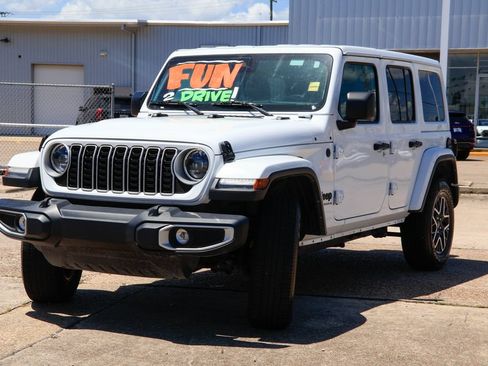 Used 2025 Jeep Wrangler Unlimited Sahara AWD/4WD image 24