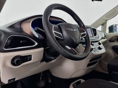 Used 2020 Chrysler Voyager L FWD image 21
