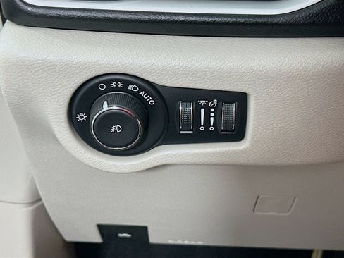Used 2020 Chrysler Pacifica Touring-L FWD image 10