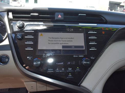 Used 2019 Toyota Camry XLE image 18