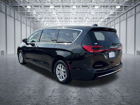 Used 2024 Chrysler Pacifica Touring-L image 5