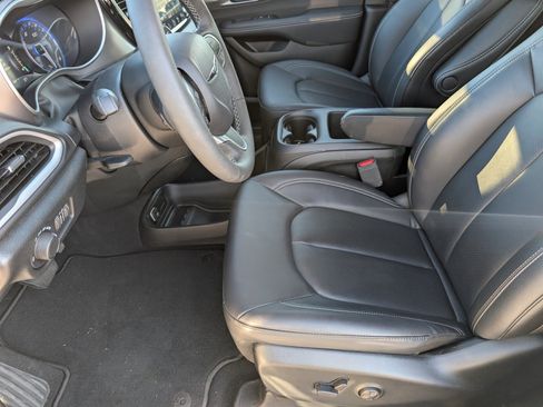 Used 2025 Chrysler Voyager LX image 10
