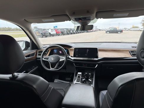 Used 2024 Volkswagen Atlas SE image 23