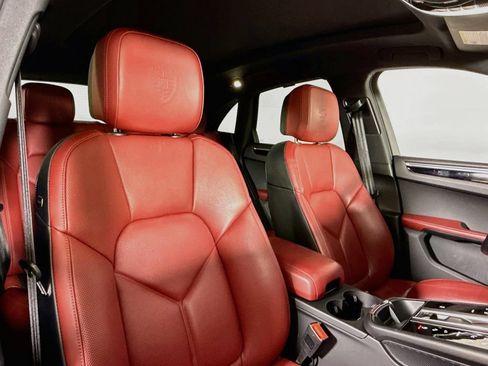 Certified 2025 Porsche Macan AWD/4WD image 18