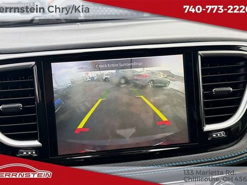 Used 2021 Chrysler Pacifica Touring-L image 20