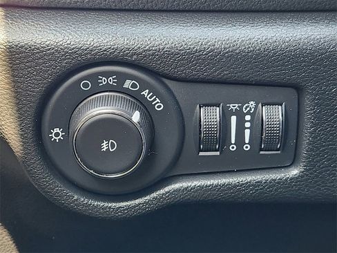 Used 2025 Chrysler Pacifica Limited image 23