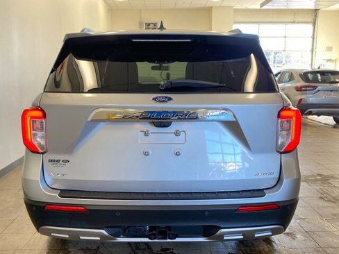 Used 2022 Ford Explorer XLT w/ Equipment Group 202A image 6