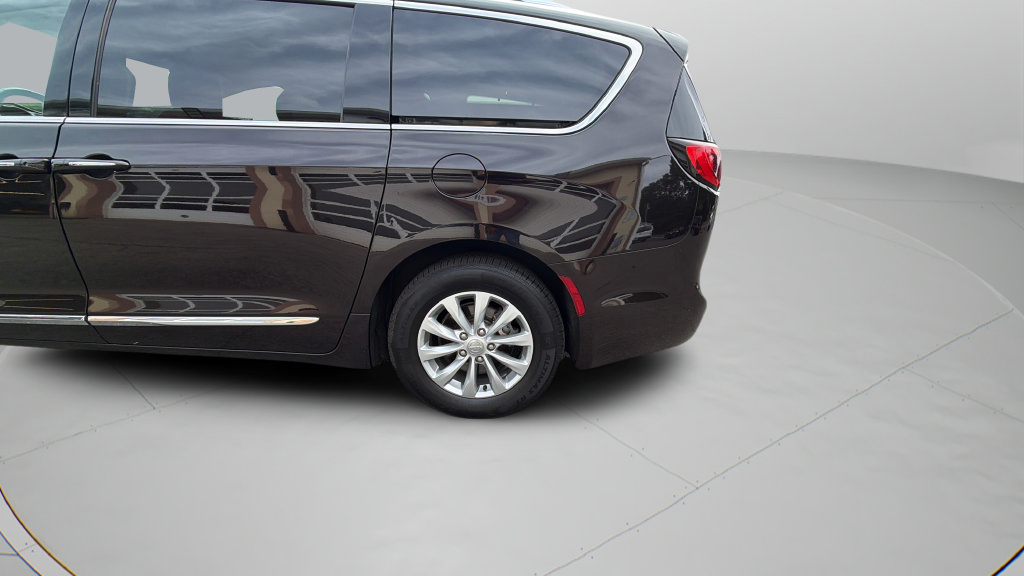 Used 2018 Chrysler Pacifica Touring-L FWD image 35