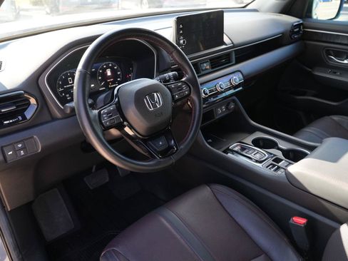 Used 2025 Honda Pilot Black Edition image 6