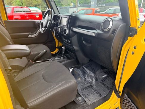 Used 2015 Jeep Wrangler Unlimited Sahara w/ Connectivity Group AWD/4WD image 26