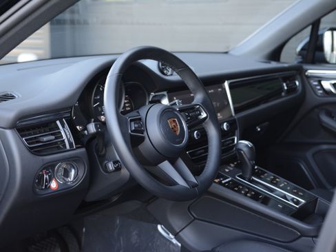 Certified 2026 Porsche Macan AWD/4WD image 4