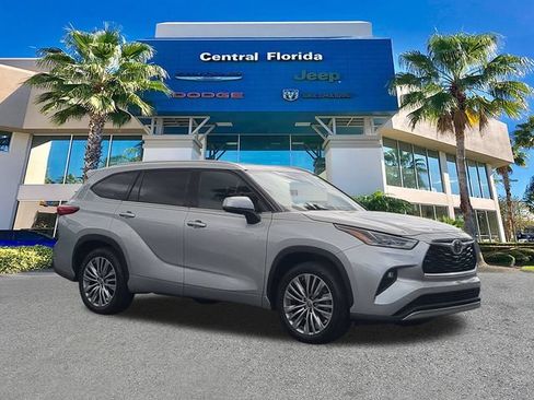 Used 2021 Toyota Highlander Platinum FWD image 2