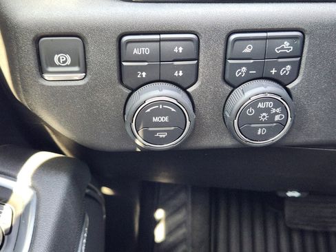 Used 2025 Chevrolet Silverado 1500 LTZ AWD/4WD image 18