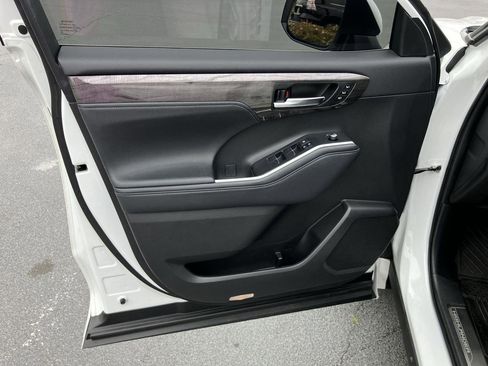 Used 2024 Toyota Highlander Platinum image 16