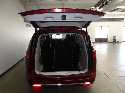 Used 2022 Chrysler Pacifica Touring-L w/ Uconnect Theater Family Group FWD image 21