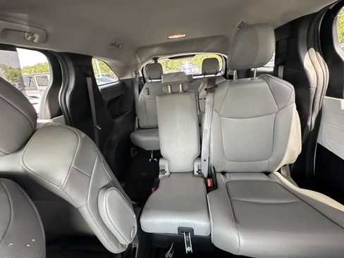 Used 2025 Toyota Sienna XLE FWD image 12