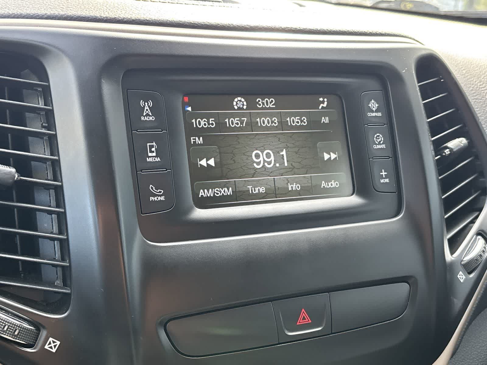 Used 2018 Jeep Cherokee Latitude w/ Altitude Package AWD/4WD image 14