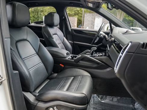 Used 2021 Porsche Cayenne AWD/4WD image 39