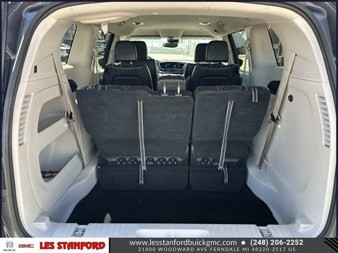 Used 2023 Chrysler Pacifica Touring-L FWD image 11