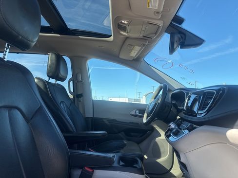 Used 2018 Chrysler Pacifica Limited image 18