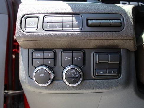 Used 2024 GMC Yukon Denali w/ Advanced Technology Package AWD/4WD image 23