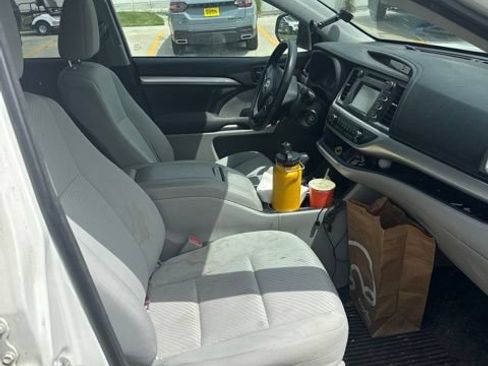 Used 2018 Toyota Highlander LE AWD/4WD image 8