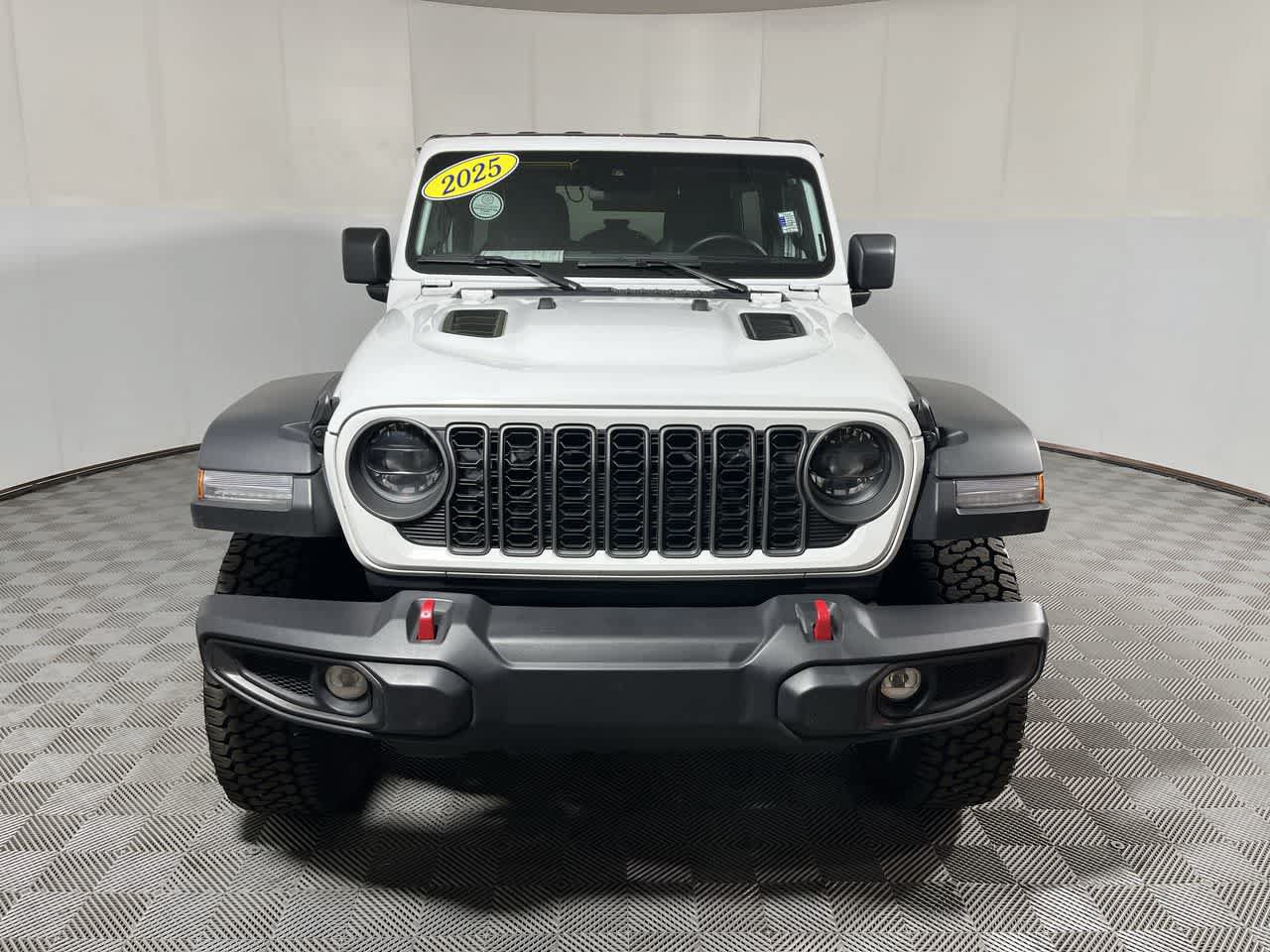 Used 2025 Jeep Wrangler Unlimited Rubicon AWD/4WD image 3
