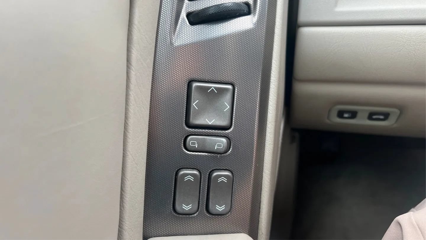 Used 2005 Cadillac XLR RWD image 46