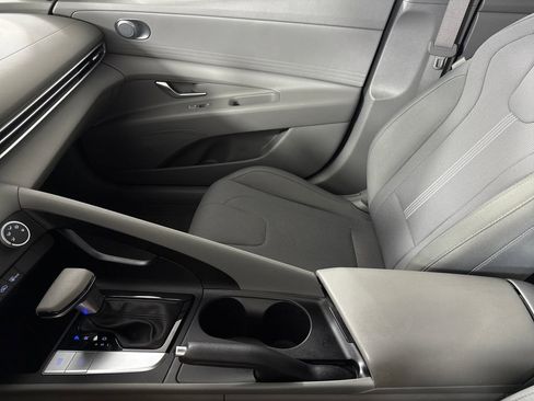 Used 2022 Hyundai Elantra SE FWD image 21