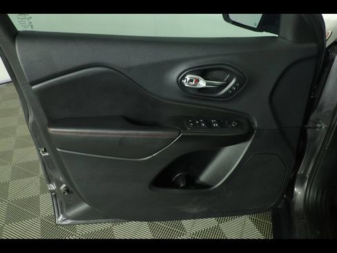 Used 2019 Jeep Cherokee Trailhawk AWD/4WD image 23