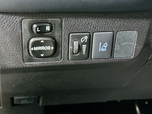 Used 2018 Toyota RAV4 XLE FWD image 17