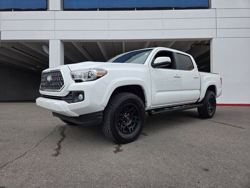 Used 2019 Toyota Tacoma TRD Off-Road image 2